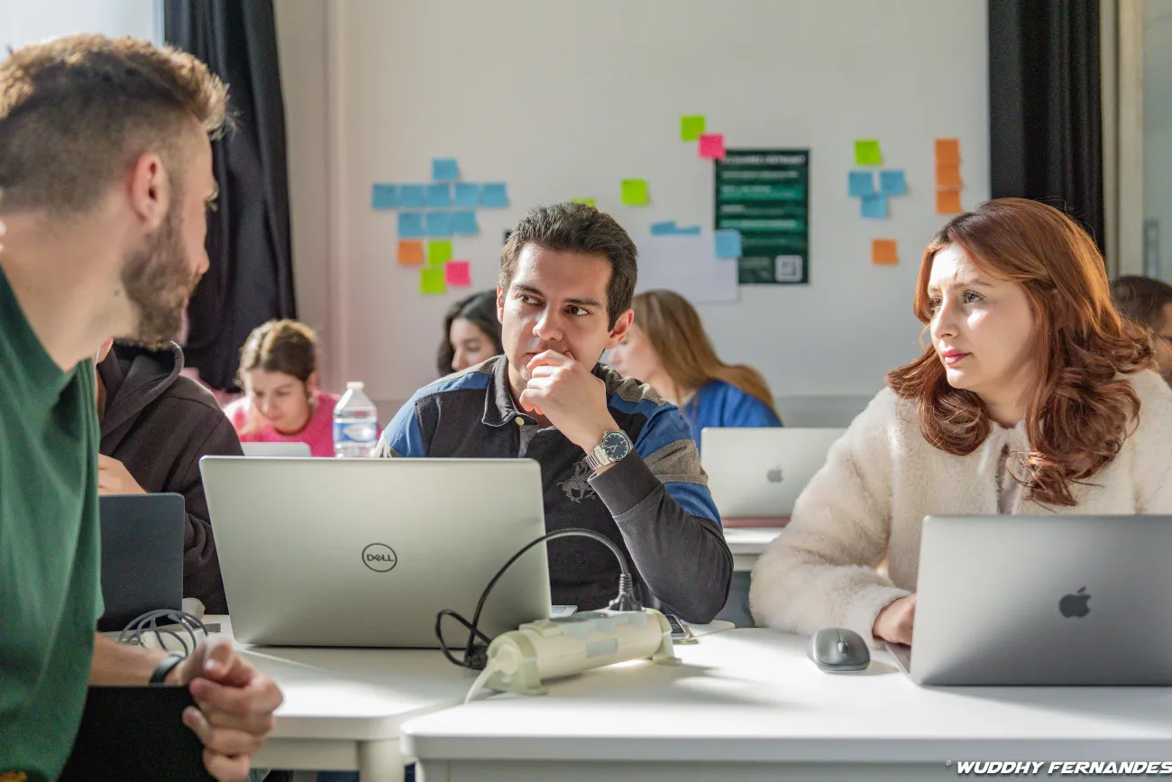Etudiants en plein projet à HETIC